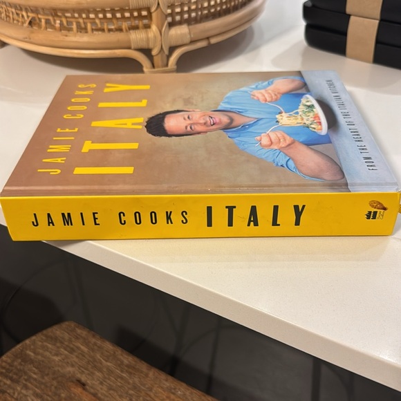 Jamie Cooks Italy Cookbook - Picture 3 of 4